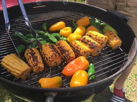 Maiskolben und Paprika auf Currywurst-Grill