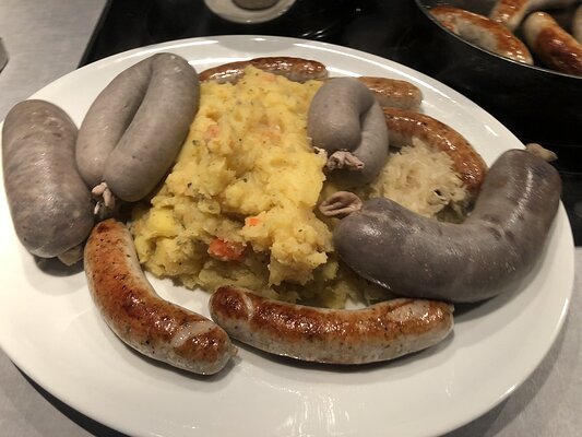 Schlachtplatte mit verschiedenen Würsten, die nicht zu Currywurst verarbeitet wurden.